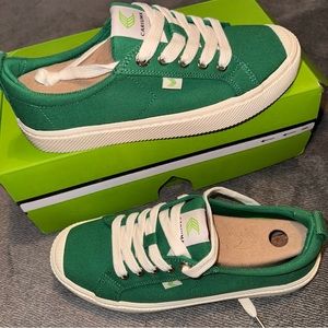 Cariuma Women 8, Men 6.6 NWT, OCA Low Green Canvas